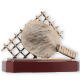 Trofeo figura zamak red tenis de mesa oro viejo sobre base madera caoba 16,8cm