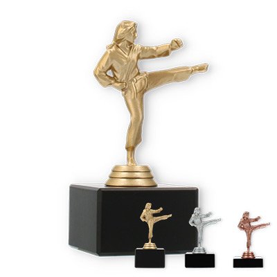 Pokal Kunststofffigur Karate Damen auf schwarzem Marmorsockel