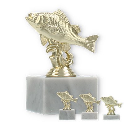 Pokal Kunststofffigur Flussbarsch gold auf weißem Marmorsockel