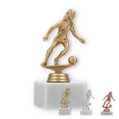 Pokal Kunststofffigur Fußball Damen auf weißem Marmorsockel