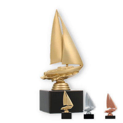 Trofeo figura de plástico velero sobre base de mármol negro