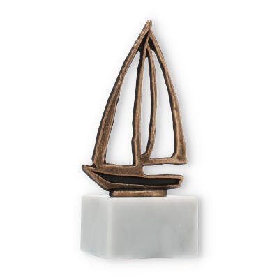 Pokal Konturfigur Segelboot altgold auf weißem Marmorsockel