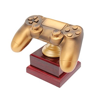 Pokal Resinfigur E-Sport Gaming Controller gold auf mahagonifarbenen Holzsockel